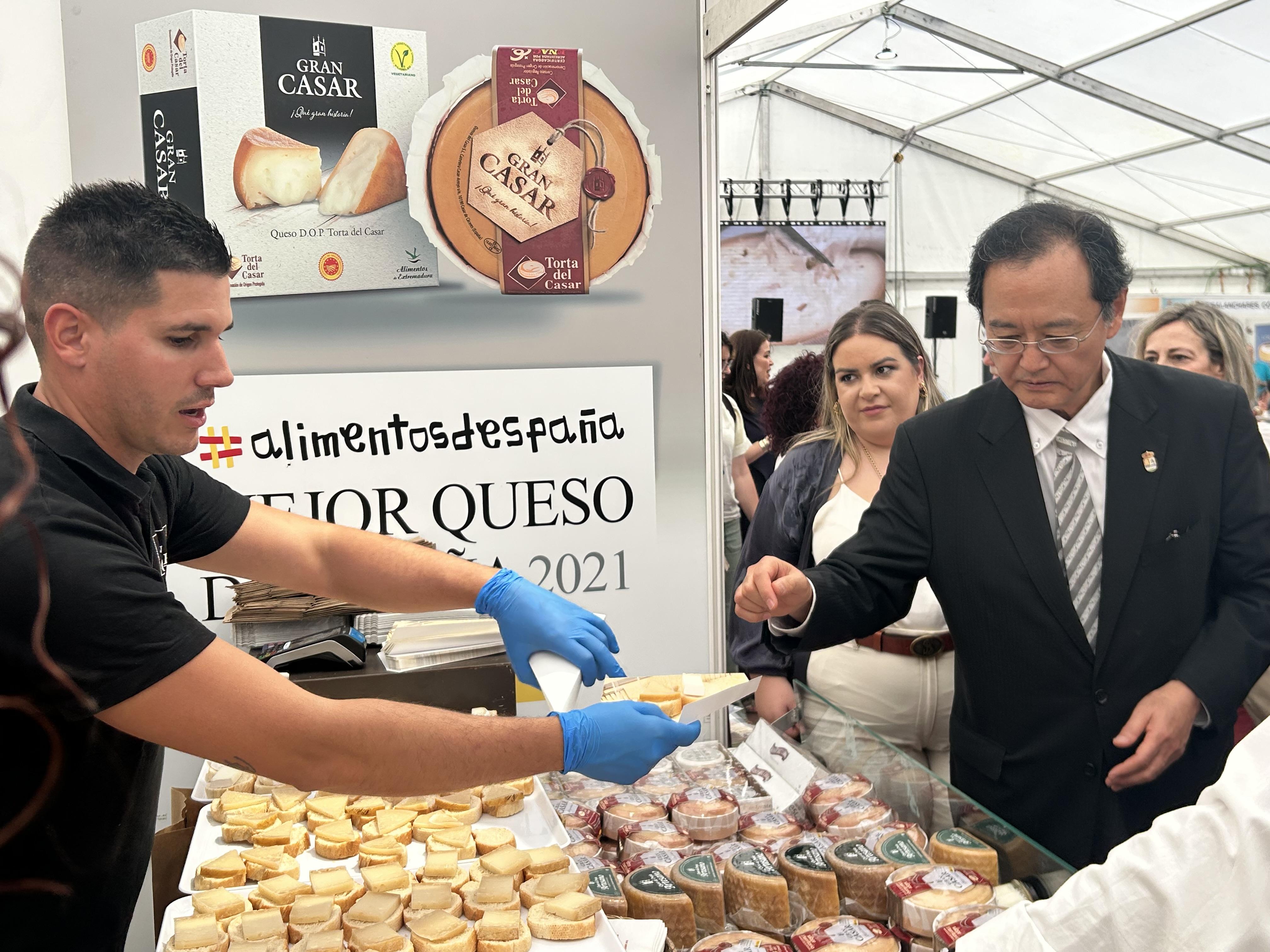 Extremadura promociona su turismo gastronómico en la Feria Europea del Queso de Casar de Cáceres